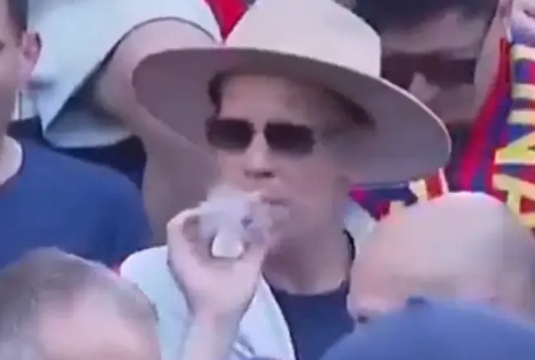 前巴萨球星批评什琴斯尼吸烟:我觉得他是个病人,树立了糟糕形象