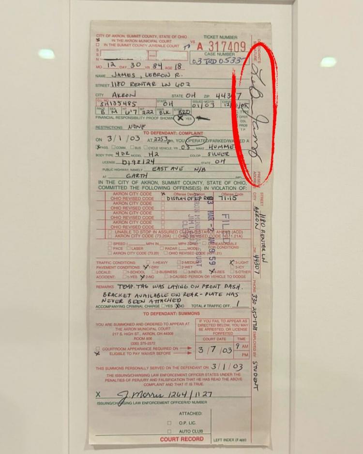 8500美元!带有詹姆斯签名的违章罚单拍出高价