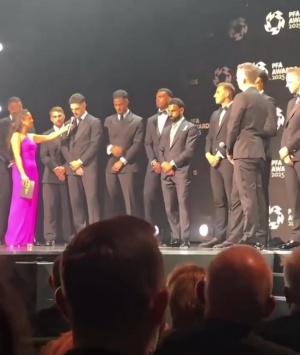 九游中国-相关视频爆火!赖斯提及连续三年第二之后,萨拉赫看了范迪克一眼