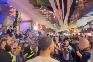 九游服务-深夜炸街！库里造访重庆八一路好吃街 街道两边挤满了球迷