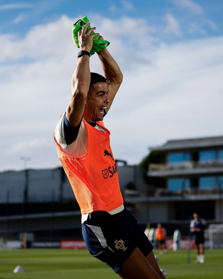 九游中国-备战世预赛！C罗晒葡萄牙国家队训练照