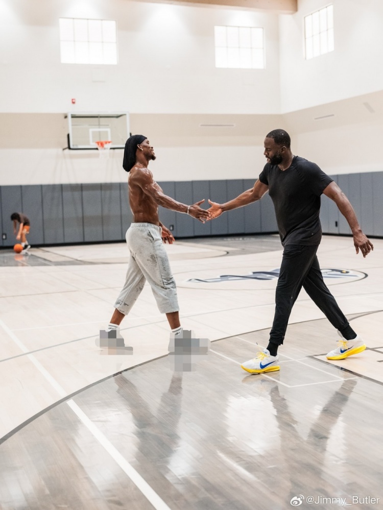 九游中国-巴特勒发布与追梦训练合照并赞同其观点：携手迈向总冠军之路