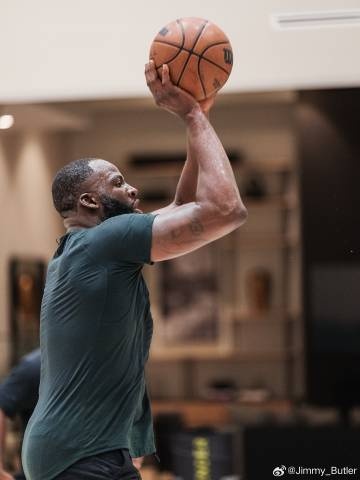 九游中国-巴特勒发布与追梦训练合照并赞同其观点：携手迈向总冠军之路