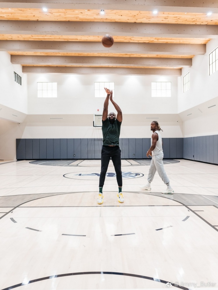 九游中国-巴特勒发布与追梦训练合照并赞同其观点：携手迈向总冠军之路