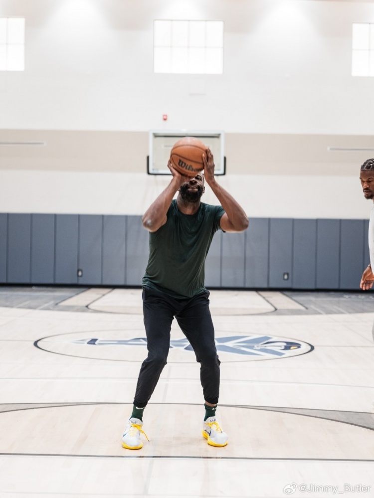 九游中国-巴特勒发布与追梦训练合照并赞同其观点：携手迈向总冠军之路