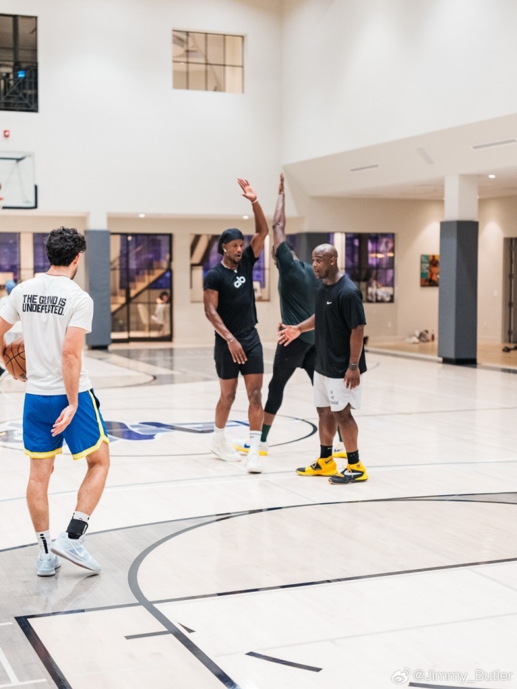 九游中国-巴特勒发布与追梦训练合照并赞同其观点：携手迈向总冠军之路