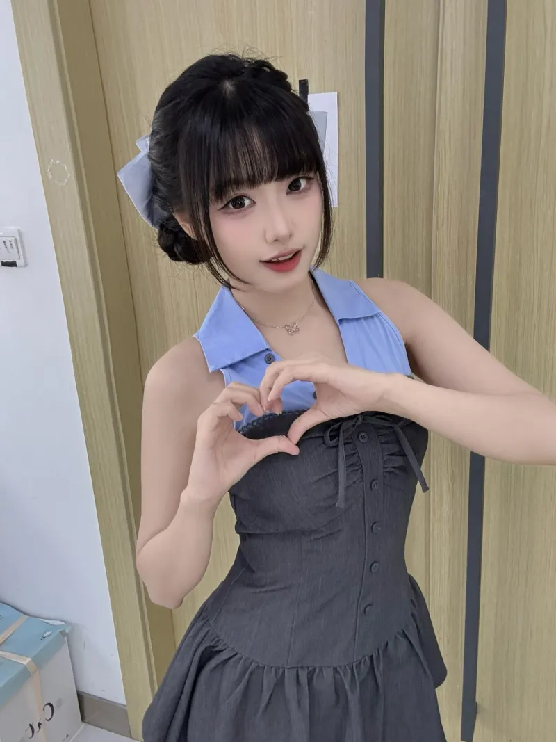 LPL主持周敢敢晒照：非常甜妹，生活给我一拳，我出布