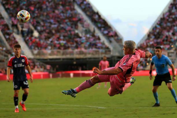 1729391524299077973.jpg 九游官网-37岁梅西背靠背帽子戏法!新世俱杯找到最佳广告