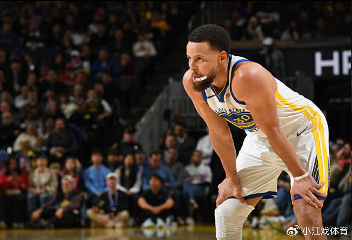 库里下半场20分难阻勇士惨败 镜头捕捉失落一幕：坐板凳毛巾捂脸|斯蒂芬·库里|肯纳德|外线|亚特兰大老鹰队|金州勇士队_新浪体育_新浪新闻