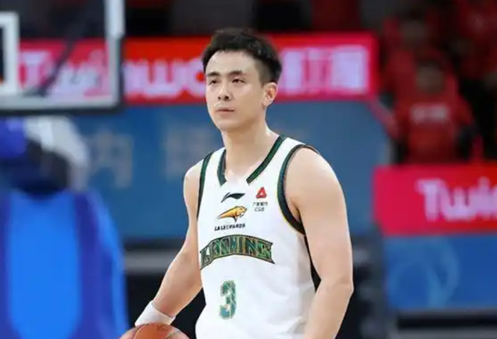 九游服务-辽宁新CP组合？莫兰德趴在赵继伟身上撒娇，机场落地还聊了一路|杨鸣|辽宁男篮|季后赛|沈阳|球迷_新浪体育_新浪新闻