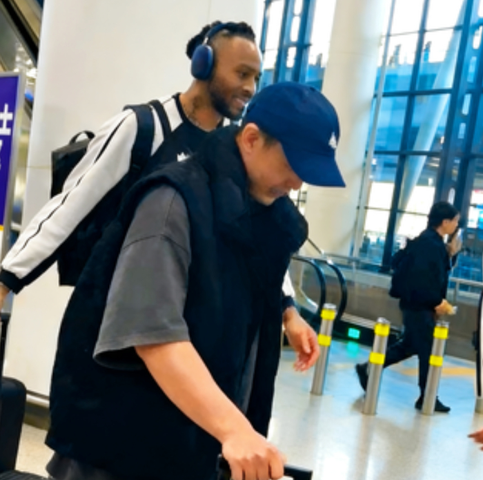 九游服务-辽宁新CP组合？莫兰德趴在赵继伟身上撒娇，机场落地还聊了一路|杨鸣|辽宁男篮|季后赛|沈阳|球迷_新浪体育_新浪新闻